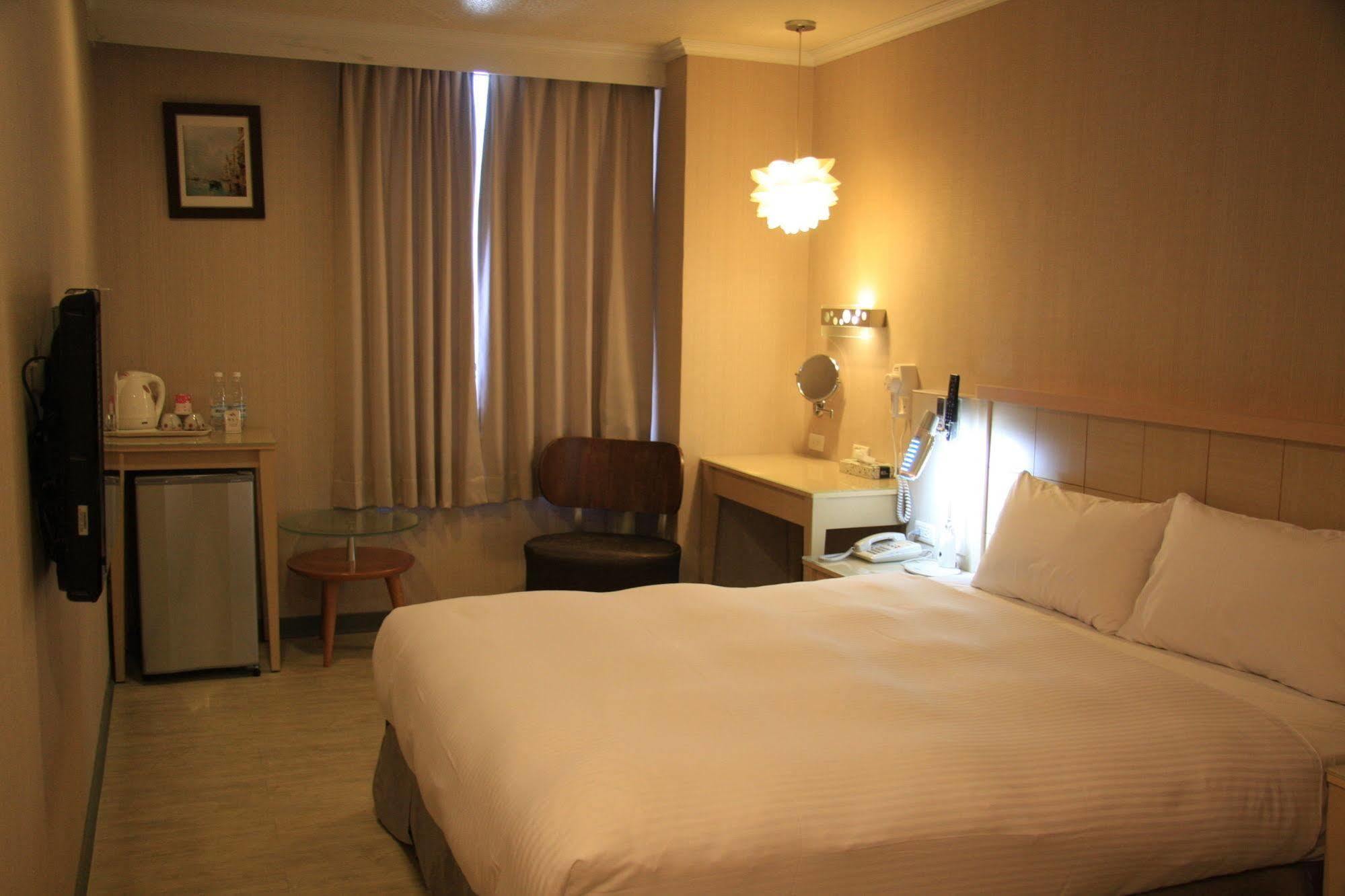 Just Enjoy Business Hotel Tainan Exterior foto