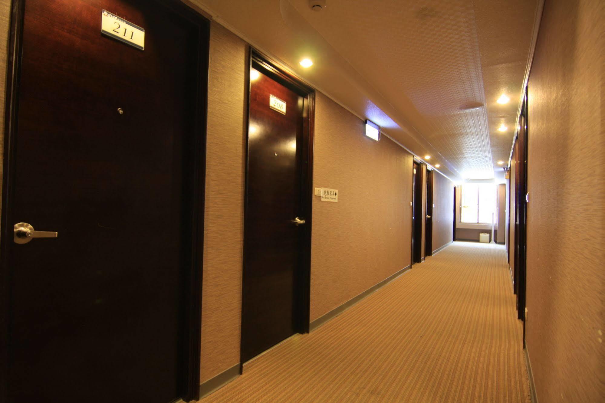 Just Enjoy Business Hotel Tainan Exterior foto